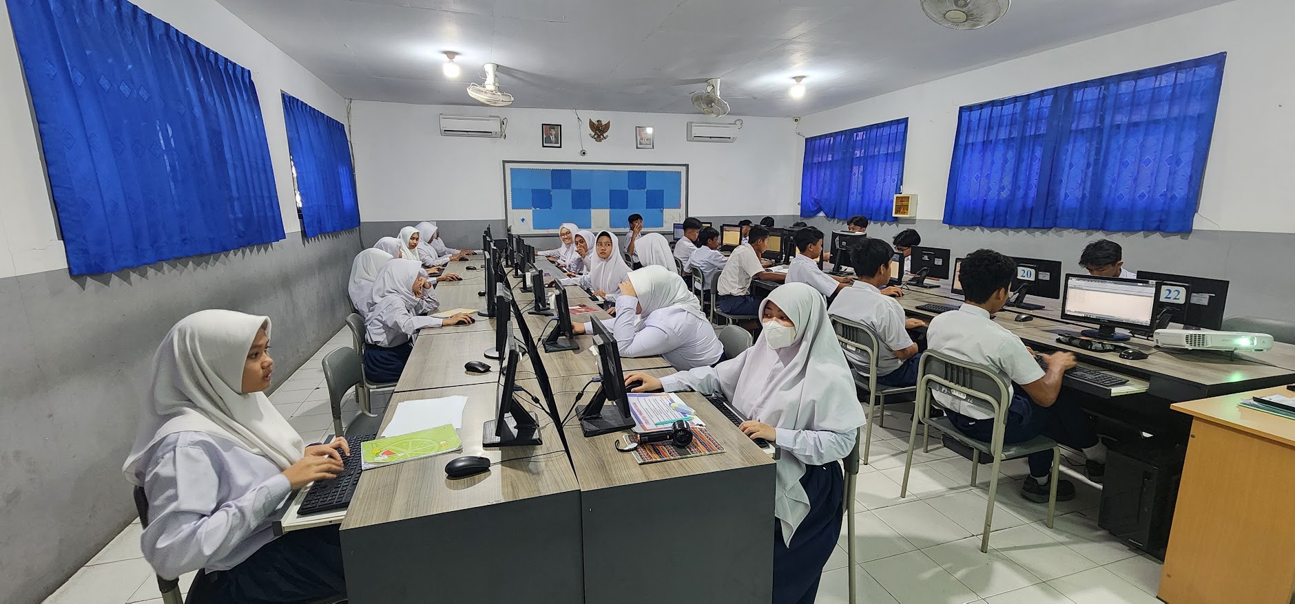 Belajar Teknologi Bukan Hanya Teori